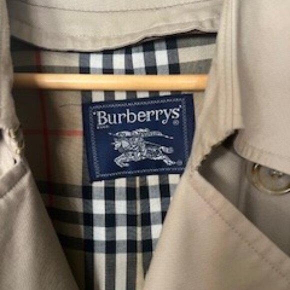 Burberrys' Men's Raincoat - Picture 3 of 4